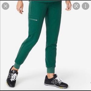 Women’s Kelly green jogger scrub